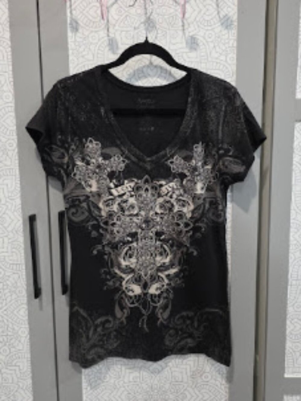 Angels and Diamonds Ladies black V-neck graphic t-shirt Size XL